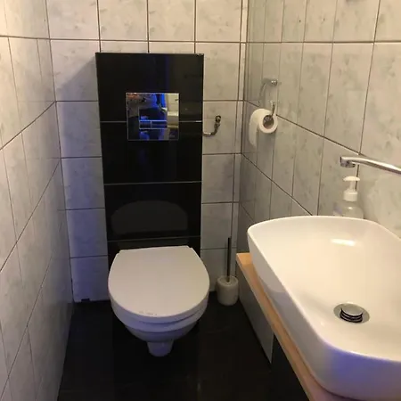 بيت شباب Tanie Blisko Lotniska بوزنان