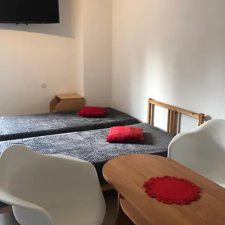 بيت شباب Tanie Blisko Lotniska بوزنان