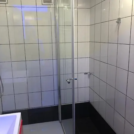 Tanie Blisko Lotniska بيت شباب *