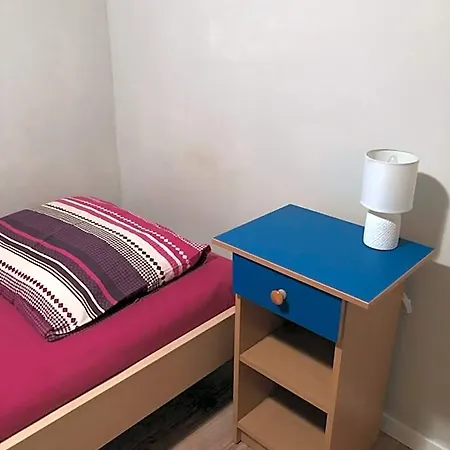 بيت شباب Tanie Blisko Lotniska بوزنان
