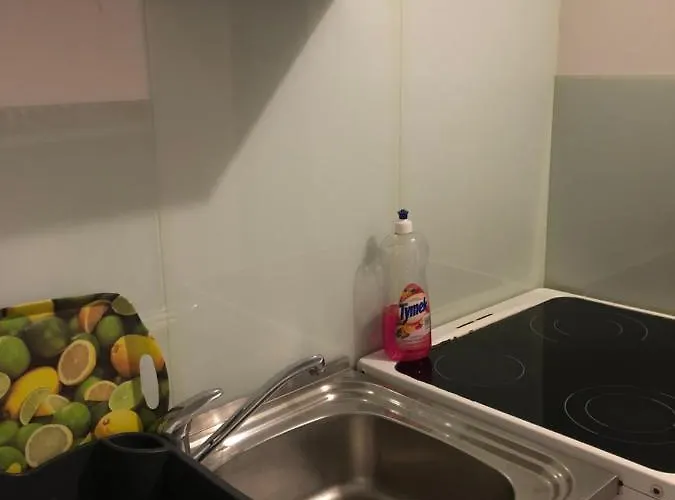 Tanie Blisko Lotniska Hostel *